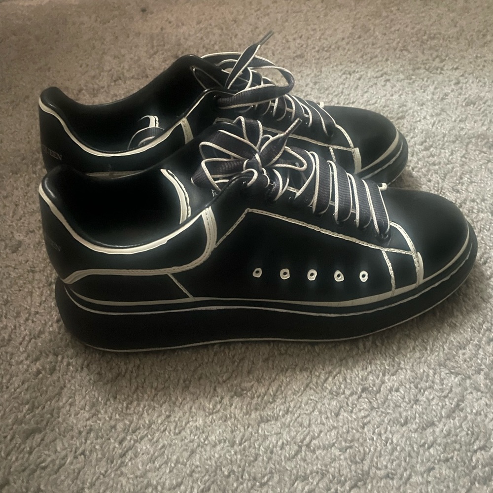 Alexander McQueen Blsck and white